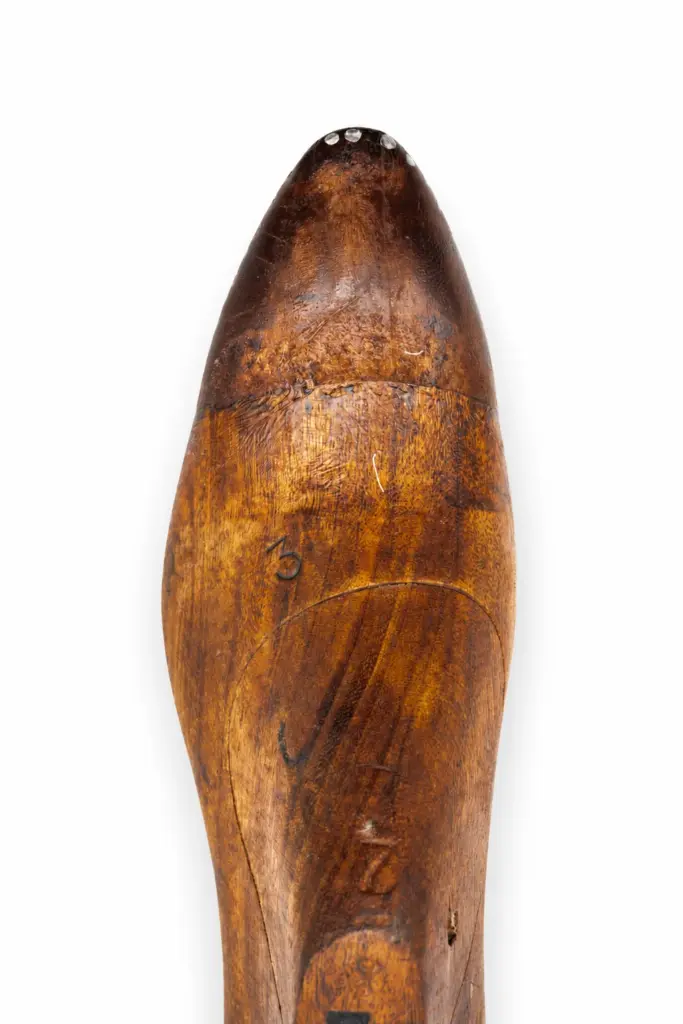 Arthur last — round toe wooden shoe form with roomier forefoot profile