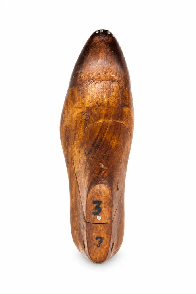 Arthur last — round toe wooden shoe form with roomier forefoot profile