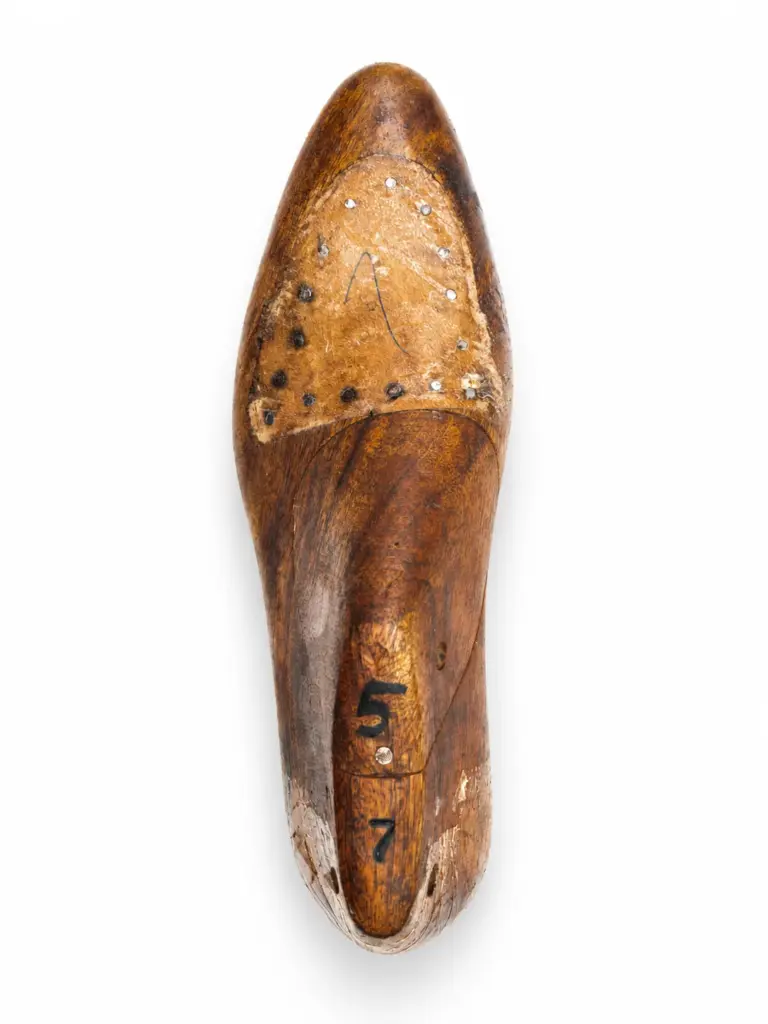 McKenzie last — elongated pointed-almond wooden shoe form