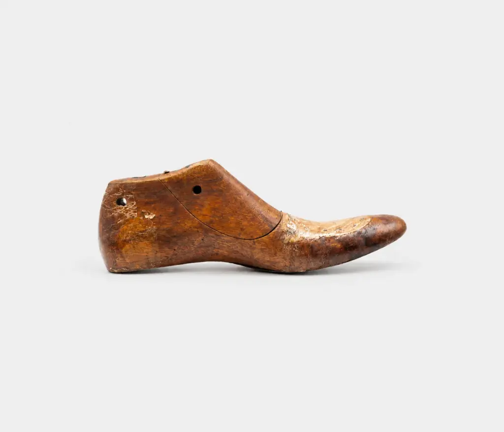 Wooden shoe lasts — almond toe, square toe, round toe, apron toe for handmade leather shoes